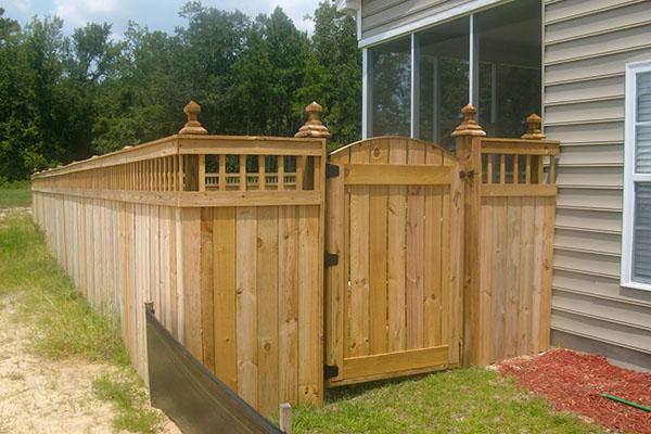 puerta ciega y valla de madera