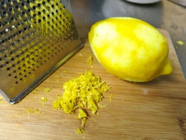 rallar la ralladura de limón