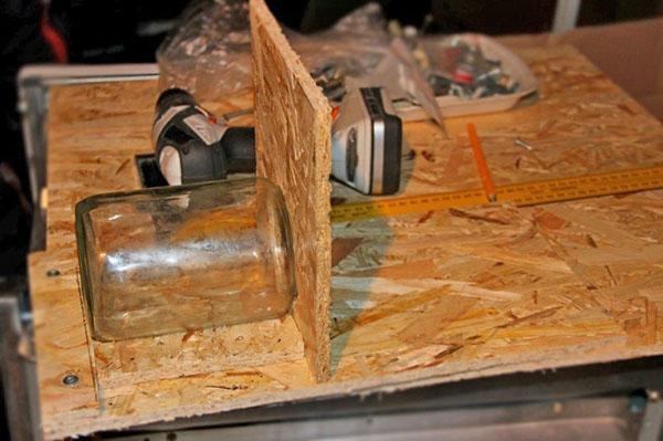 fixer le pot au mur de la mangeoire