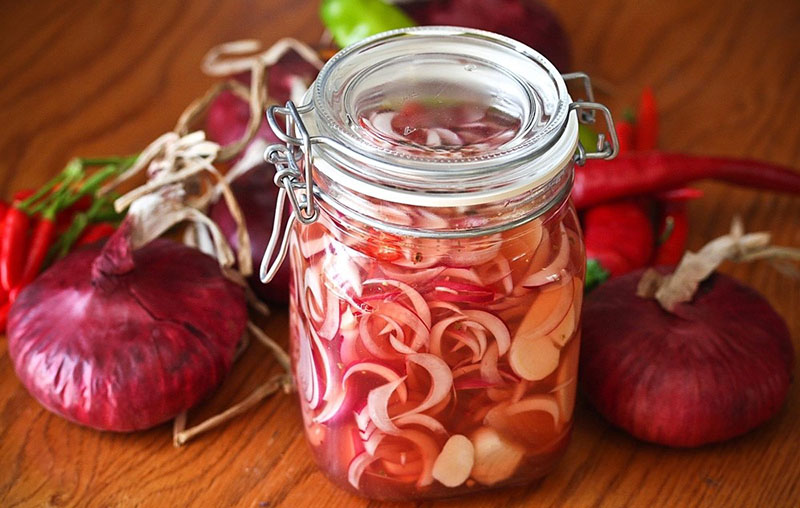 récolte d'oignons rouges pour l'hiver