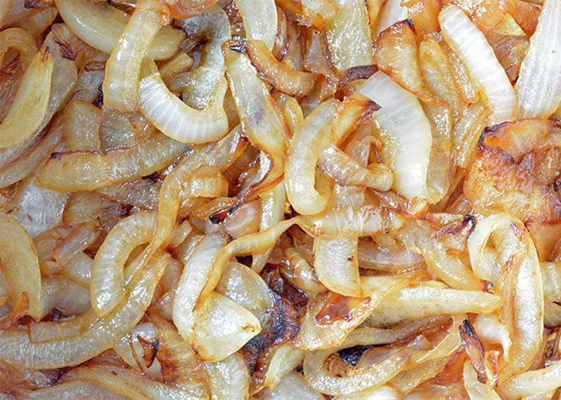 cebollas fritas para el invierno en frascos
