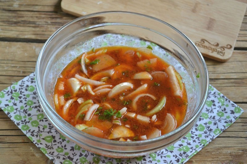 cebollas picantes en jugo de tomate