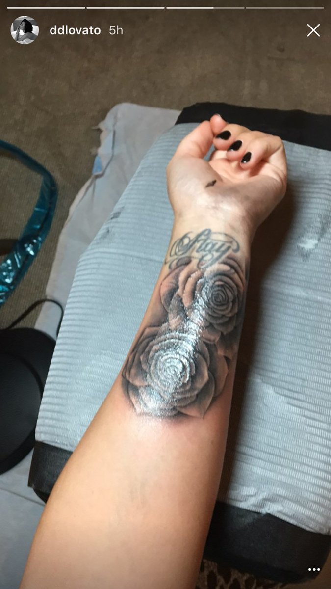 Demi Lovato Rosen Handgelenk Tattoo