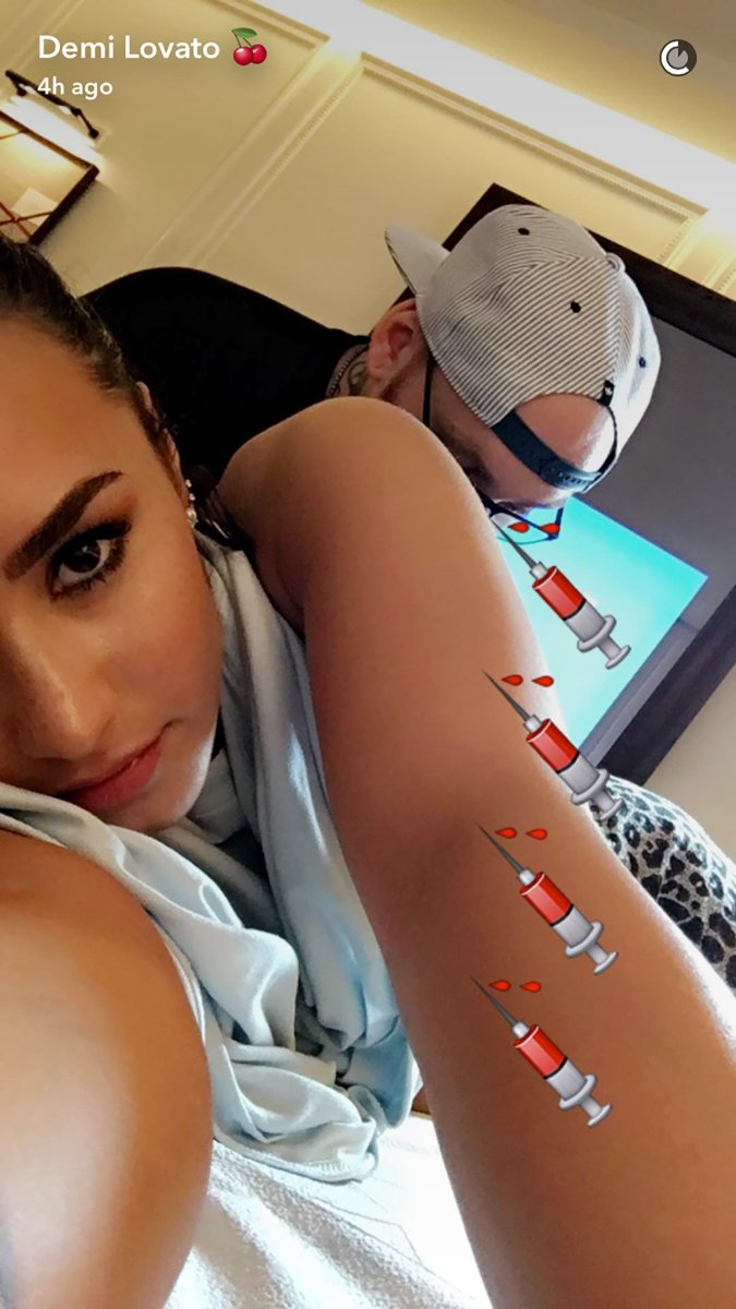 Demi Lovato Traumfänger Brustkorb Tattoo2