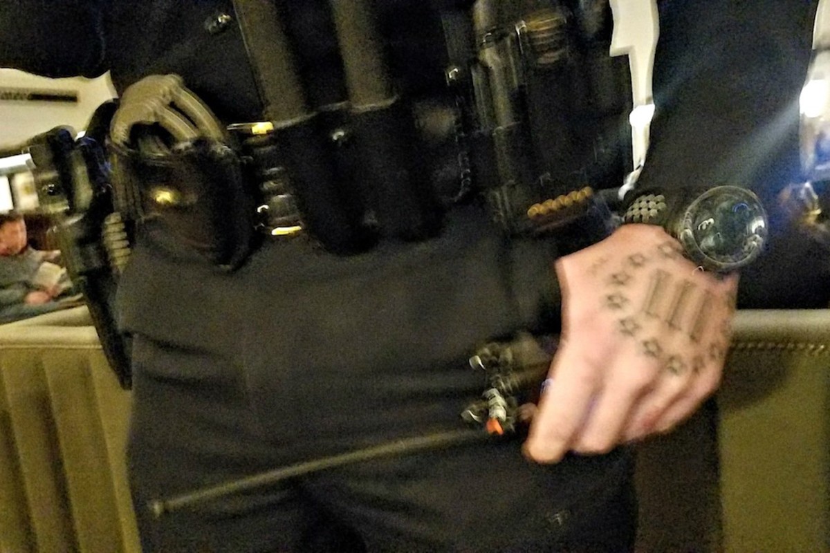 Michael Truadt Hand Tattoo, 3 Prozent, 3 Prozent Logo, Michael Truadt, Michael Truadt 3 Prozent, Michael Truadt Hand Tattoo, Denver Cop 3 Prozent, Three Percenters, Denver Cop Three Percenters, Michael Truadt Three Percenters, Paul Castaway, Brutalität der amerikanischen Polizei