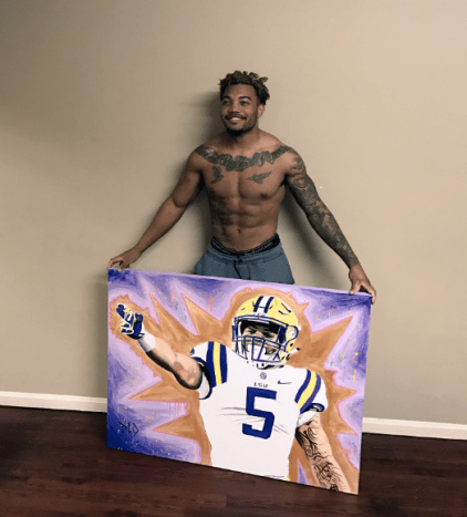 Derrius Guice hält ein Gemälde von sich in seiner LSU-Uniform hoch. Foto: Twitter.