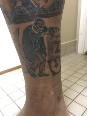 Hvězda LSU běží zpět, Derrius Guice odhalil toto zombie tetování na Twitteru. Foto: Twitter.