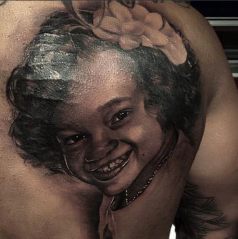 Devons Porträt-Tattoo.