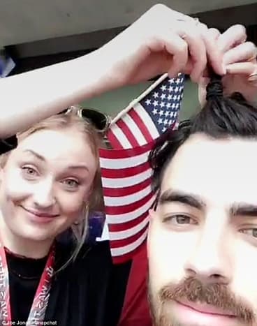 V roce 2016 začal hudebník Joe Jonas chodit s herečkou Game of Thrones Sophie Turner.