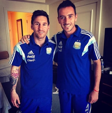 Messi zeigt auf diesem Foto seine neue Tinte.