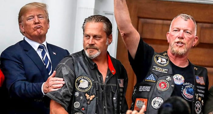 Nach der Untersuchung der mit Trump abgebildeten Biker untersuchte das Publikum einige der Aufnäher an ihren Lederwesten. Einer liest 