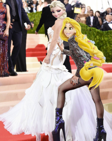Rapunzel jako Lady Gaga (vpravo) a Elsa jako Kate Hudson (vlevo) na galavečeru 2016.