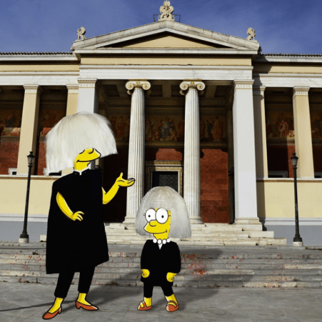 Marge Simpson als Sia Furler und Lisa Simpson als Maddie Ziegler in Athen, Griechenland.