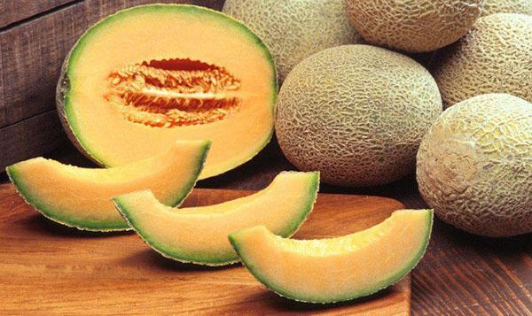 éplucher un melon mûr