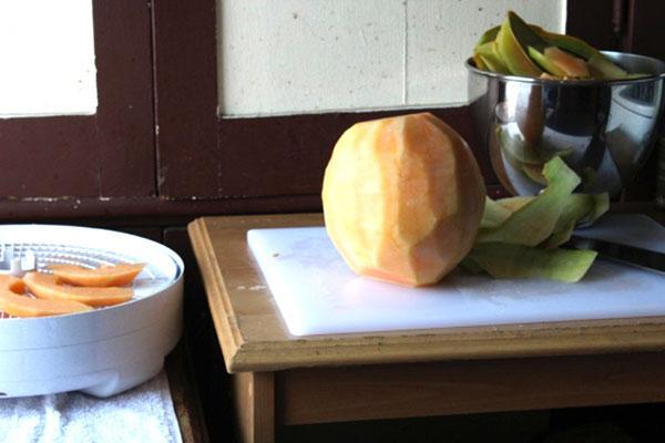 éplucher et hacher le melon