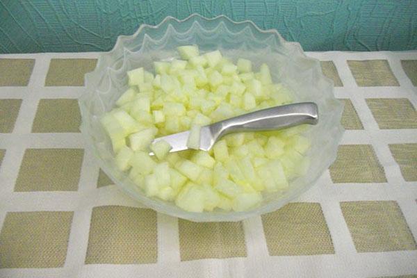 pelar y picar melón