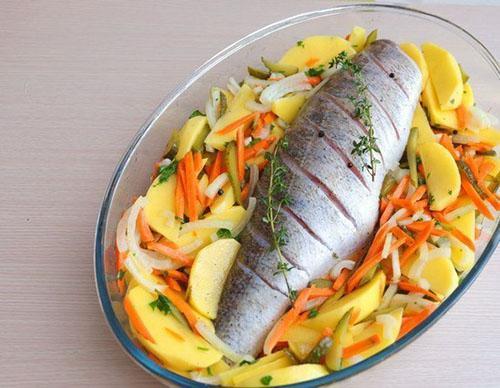 poner verduras y pescado en un molde