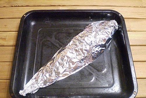 envelopper le poisson dans du papier d'aluminium