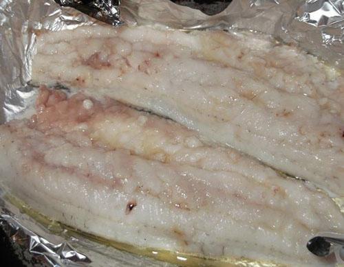 poner filetes de pescado en papel de aluminio