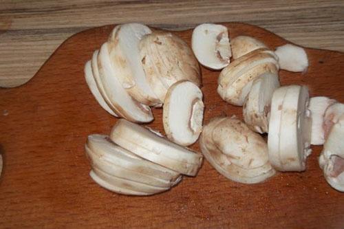 hacher et faire frire les champignons