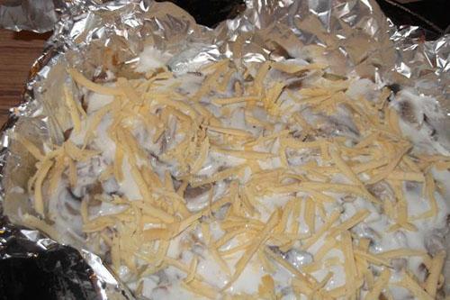 mettre les champignons sur le poisson et saupoudrer de fromage