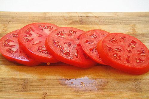 cortar los tomates en rodajas