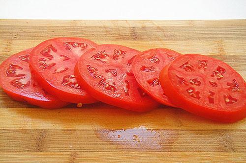 couper les tomates en tranches