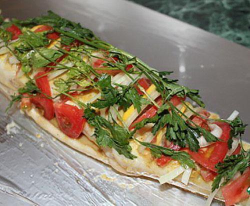 les coupes sont remplies de tomates, citron