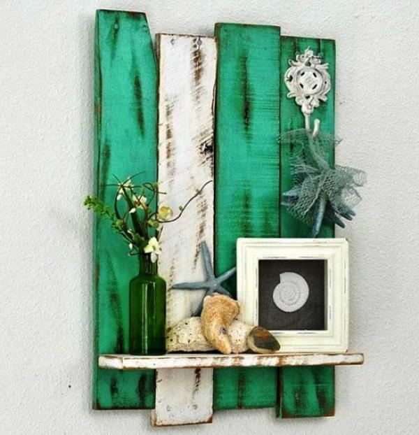 Panneau avec une étagère verte