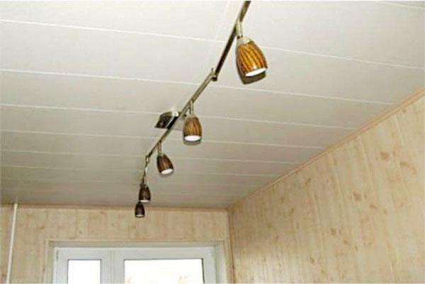 plafond en panneaux de plastique