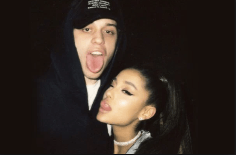 Obwohl es in den Nachrichten viele würdigere Schlagzeilen zu diskutieren gibt, können die Medien nicht aufhören, über Ariana Grandes Verlobung mit Pete Davidson zu sprechen. Die Pop-Diva und der SNL-Lustige gaben kürzlich nach nur wenigen Wochen ihre Verlobung bekannt. Viele in der Blogosphäre haben spekuliert, wie Davidson Grande geschnappt hat, aber ein seitdem gelöschter Tweet könnte den Fall geknackt haben.