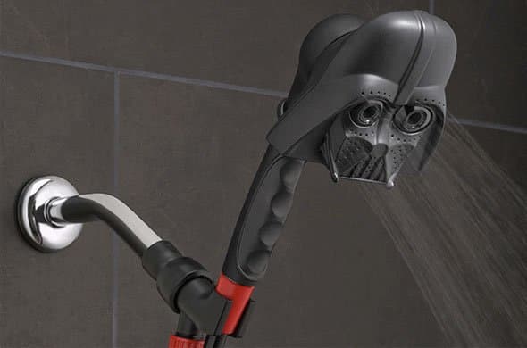 Foto: Amazon. Koupejte se v síle Temné strany s touto sprchovou hlavicí Darth Vader od Oxygenics.