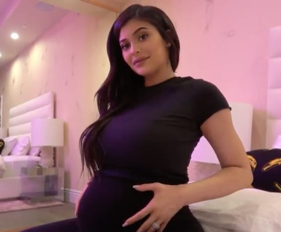 Včera, v neděli Super Bowl všech dnů, Kylie Jenner ovládla pozornost světa oznámením svého těhotenství a narození své dcery.