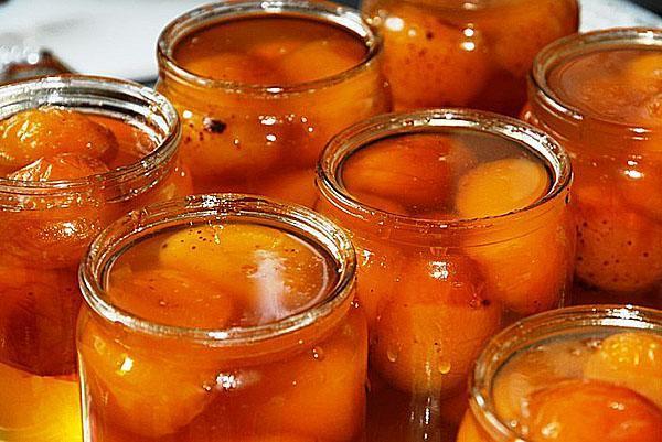 verser la confiture dans des bocaux