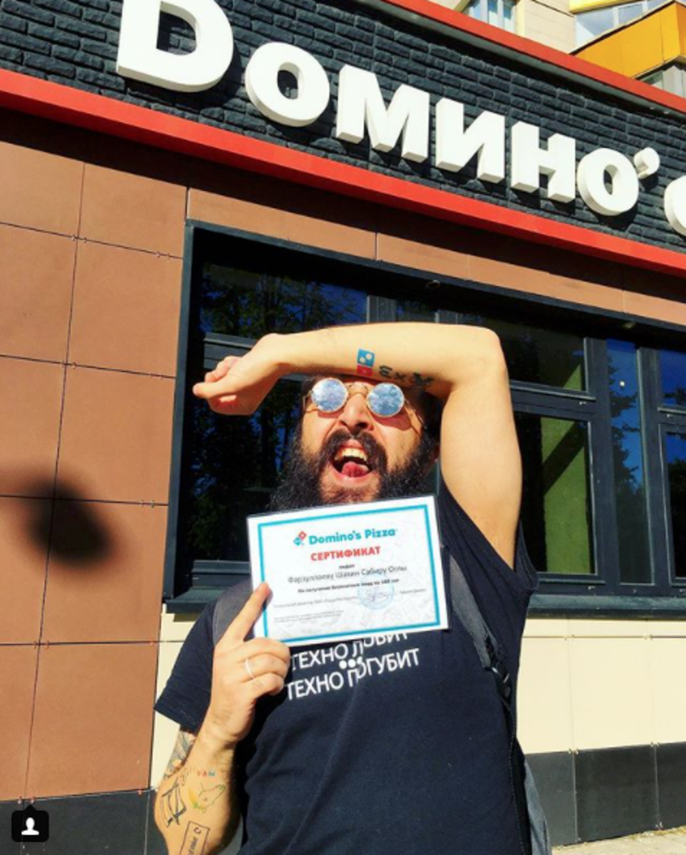 Dominos Logo, Dominos Tattoo, kostenlose Pizza, lebenslanger Vorrat an Dominopizza, Pizzatattoos, russische Dominos, The Moscow Times, VKontakte, доминоснавсегда