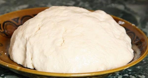 pétrir la pâte sans levain