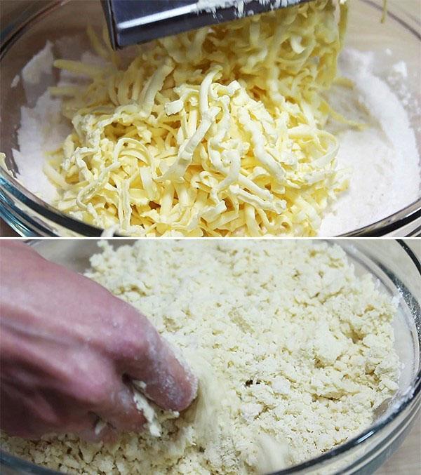 râper la margarine et mélanger avec de la farine