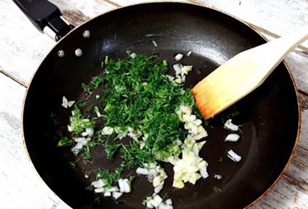 ragoût d'oignons et mélanger avec des herbes