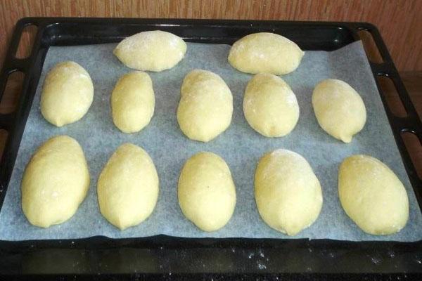 mettre les tartes sur une plaque à pâtisserie