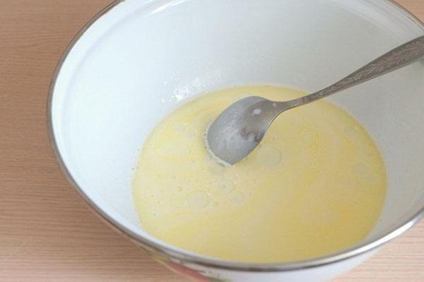 mélanger le lait avec le beurre