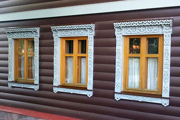 fenêtres en bois dans le pays