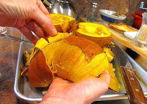 Antes de congelar, se quita la piel y se tritura la pulpa.