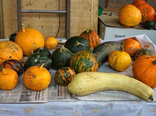 Las frutas en la tienda se revisan regularmente.