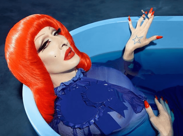 Detox ist eine in L.A. ansässige Drag Queen und Enthusiastin für plastische Chirurgie.