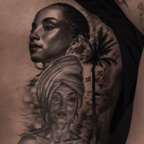 Hyperrealistické tetování Inala Bersekova sedí na předchozím tetování provedeném dříve v roce.