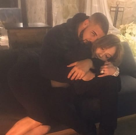 (Útulný okamžik sdílený Drakeem a JLo v prosinci 2016. Foto: Drake/Instagram) Drake a JLo byli v poslední době mnohokrát spatřeni, jak se k sobě navzájem přitahují, a zpěvák „Ain't Your Mama“ zveřejnil několik fotografií ti dva se spřátelili na jejím účtu Instagram. Na udílení cen Grammy 12. února se JLo zeptala na její vztah s Drakem a ona odpověděla: „Máme se skvěle, je úžasný, mám toho chlapce tolik rád.“