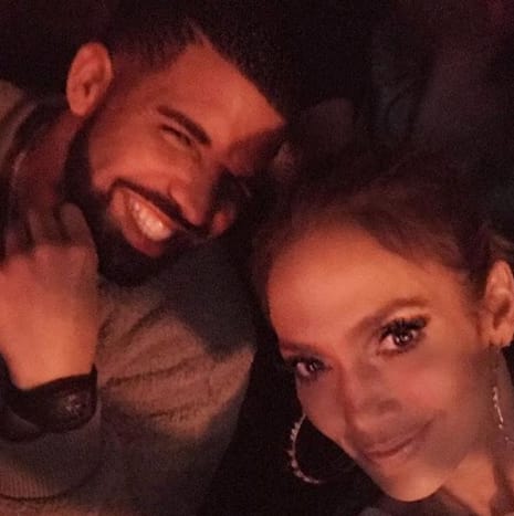(Ein weiteres Bild von Drake und JLo, das im Dezember 2016 das Internet brach. Foto: JLo/Instagram) Obwohl sie fast sieben Jahre lang zusammengelebt haben, scheint es, dass Drake und Rihanna sich endgültig getrennt haben und jetzt der Musikkünstler aus Toronto fragt sich wahrscheinlich, was er mit dem Camouflage-Hai-Tattoo machen soll, das er auf der Innenseite seines rechten Arms neben seinen „6“ und betenden Händen Tattoos eingefärbt hat. Wenn die Gerüchte wahr sind, tauscht er möglicherweise bald die schmerzhafte Erinnerung an seine gescheiterte Beziehung zu Rihanna gegen eine neue Tattoo-Hommage mit JLos Namen ein. Natürlich gab es auch Berichte, dass Drake und JLo kein Gegenstand mehr sind, sodass der Rapper möglicherweise zu Plan B übergehen muss, um sein Tattoo zu vertuschen.