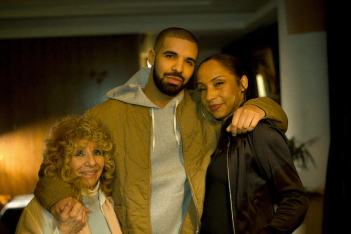 Foto: Drake/Instagram Drake zveřejnil fotografii na svém IG v noci na koncertě s matkou a Sade s titulkem k fotografii: „Dvě velmi důležité dámy v mém životě.“
