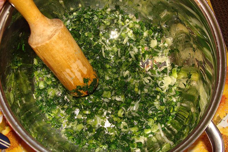 mélanger les oignons verts avec le raifort et la moutarde