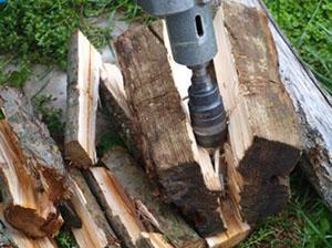 Fendage du bois de chauffage avec un perforateur à buse conique